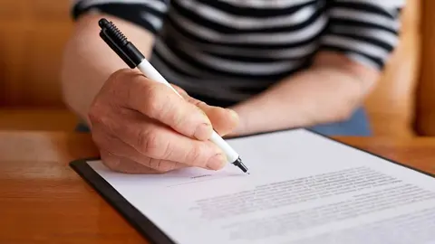 Una inmobiliaria de Granada se queda con 11.000 euros de un contrato de arras   