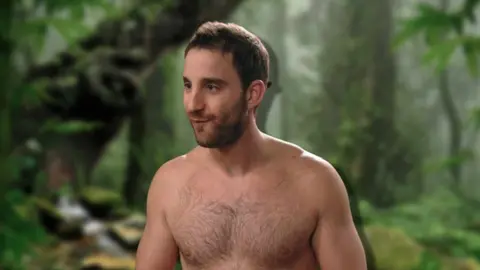 Dani Rovira celebra sin ropa y "asalvajado" que hace un a&ntilde;o venci&oacute; al c&aacute;ncer