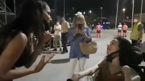 India Mart&iacute;nez canta con una jerezana con par&aacute;lisis cerebral: "El regalo me lo han hecho a mi"