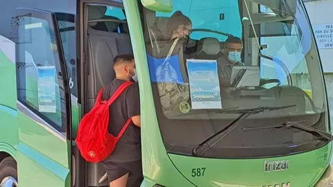 J&oacute;venes subiendo a un autob&uacute;s