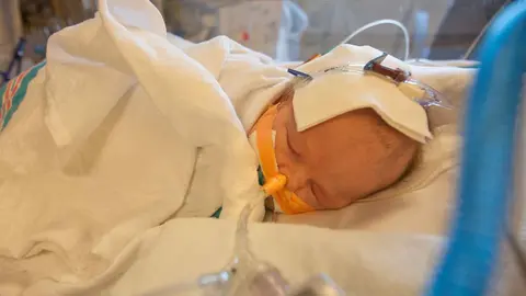 Un matrimonio maltrata a su beb&eacute; de 4 meses en Oviedo