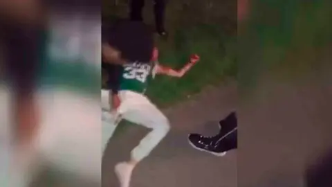 Captura del v&iacute;deo de la brutal paliza a un joven en Amorebieta