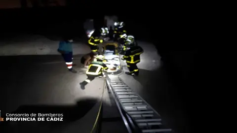 Bomberos participan en el rescate de la joven que cay&oacute; desde una altura de 4 metros en C&aacute;diz