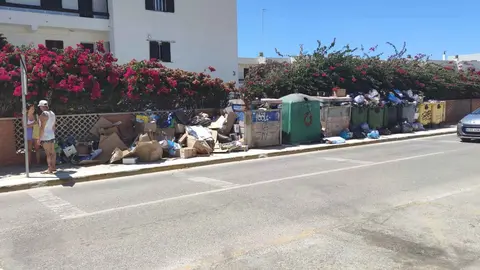 Turistas y vecinos de Barbate se quejan de suciedad y falta de recogida de basuras en pleno verano