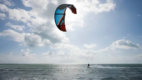 Un kitesurfista herido tras una fuerte ca&iacute;da en la playa de San Miguel de El Ejido