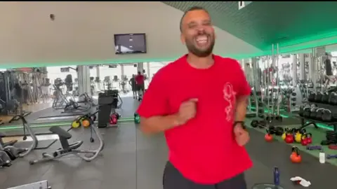 Spiriman en el gimnasio entrenando