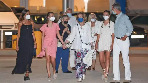 Felipe VI sale a cenar con Letizia, sus hijas, su madre Do&ntilde;a Sof&iacute;a y su hermana Elena (1)