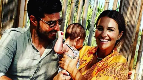 Paula Echevarr&iacute;a recibe espl&eacute;ndida los 44 a&ntilde;os junto a Miguel Torres y sus hijos