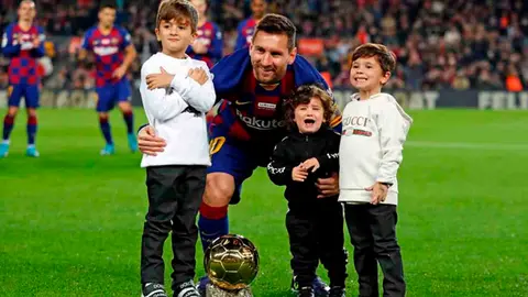 Leo Messi junto a sus hijos Thiago, Mateo y Ciro