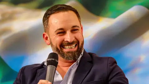 Santiago Abascal con la bandera de Andaluc&iacute;a
