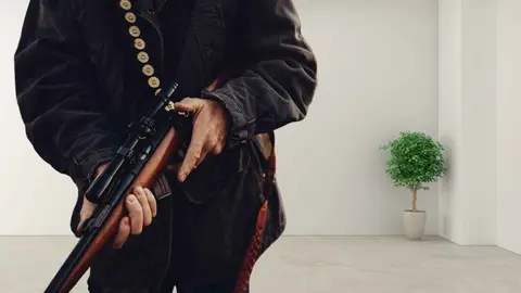 Un hombre con una escopeta