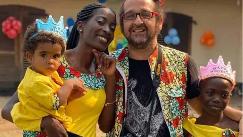 La congole&ntilde;a Esther por fin con visa para visitar Jerez de la Frontera