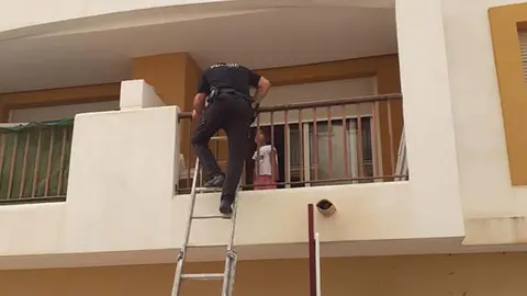 Policia Local de Vera rescata a una ni&ntilde;a de tres a&ntilde;os que iba a saltar por el balc&oacute;n