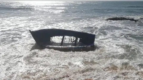 Una patera a la deriva en el Estrecho