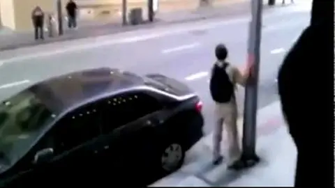 Un hombre ha chocado contra una farola y ha cumpado a un compa&ntilde;ero de trabajo