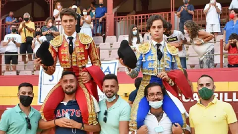 Candelas y Barroso a hombros en Roquetas de Mar | LADIS