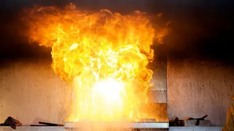 Fuego en una casa de tres plantas