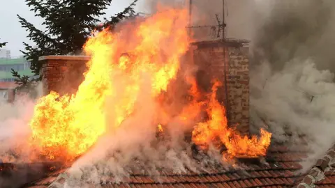 En llamas la casa de uno de los autores del tiroteo entre vecinos de Almer&iacute;a