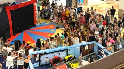 Padres y clientes denuncian un teatro masivo con m&uacute;ltiples adultos y ni&ntilde;os en el Centro Comercial &Aacute;rea Sur en Jerez de la Frontera