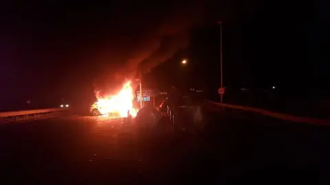 El coche qued&oacute; incendiado