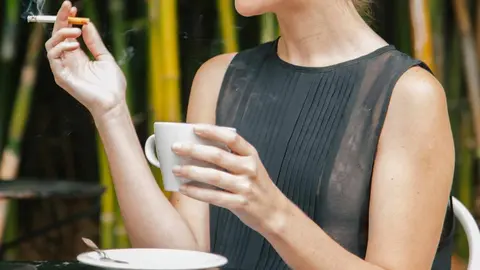 El camarero pide a una mujer que deje de fumar, y esta se abalanza y lo muerde