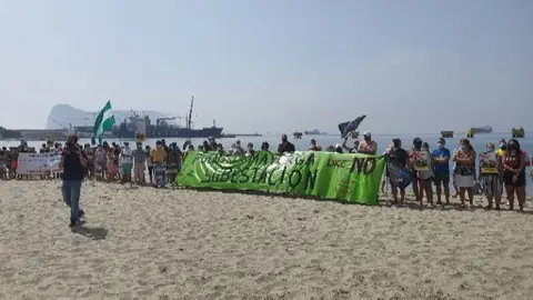 Ecologistas en acci&oacute;n se manifiesta en la playa de Puente Mayorga (C&aacute;diz)