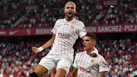 Erik Lamela y En-Nesyri celebrando un gol en el Sevilla FC - Rayo Vallecano
