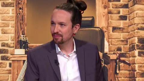 Pablo Iglesias se corta el pelo a la moda: Flequillo salvaje y degradado en la patilla