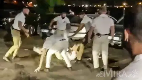 Paliza en manada en el PhiPhi-Beach de El Puerto