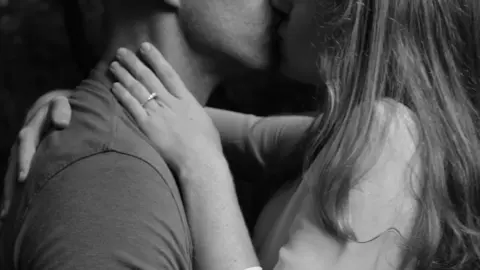 Pareja bes&aacute;ndose