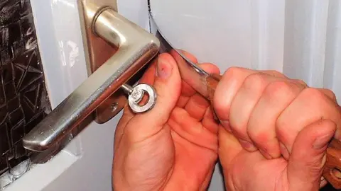 Un okupa insulta, amenaza y hasta tira heces a los vecinos en Le&oacute;n