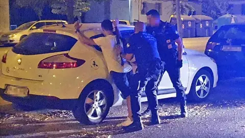 Roba un Peugeot descapotable y todo bebido va en direcci&oacute;n contraria por calles de Jerez