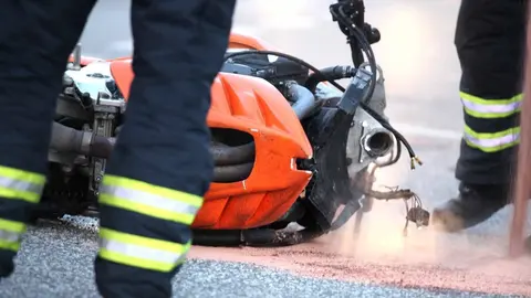 Un motorista muere en un brutal accidente al chocar contra un sem&aacute;foro en M&aacute;laga