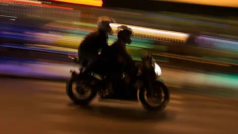 Dos j&oacute;venes en moto