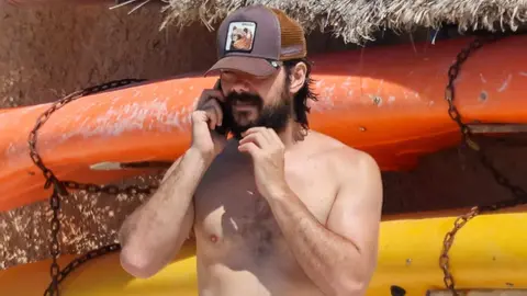 &Aacute;lvaro Morte, 'El Profesor' en 'La Casa de Papel', luce palmito de vacaciones en Mallorca