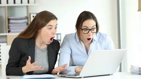 Dos mujeres sorprendidas