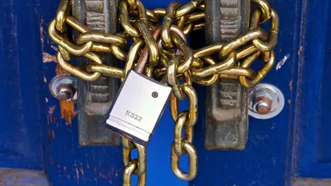 Un candado en una puerta