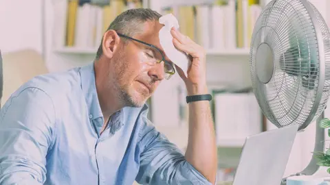 Un hombre pasando calor