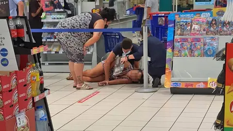 Mujer se desploma tras un golpe de calor en Carrefour Sur Jerez