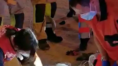 Sanitarios atienden al joven herido grave tras tocar un cable de alta tensi&oacute;n en Sevilla