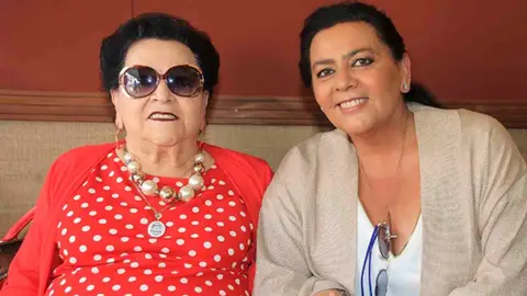 Maria del Monte junto a su madre