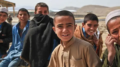 Ni&ntilde;os afganos