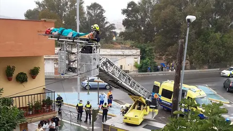 Rescate de Bomberos a una mujer en Algeciras