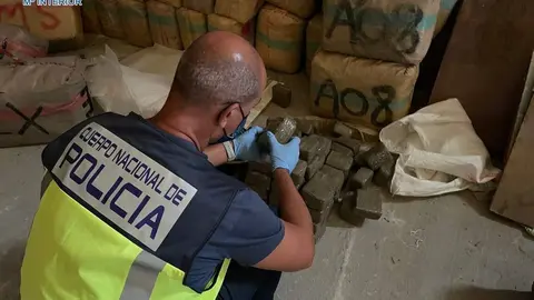 Pillado con m&aacute;s de mil kilos de hach&iacute;s en una nave en Dos Hermanas (Sevilla)