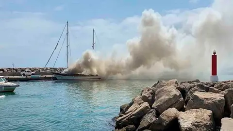 Incendio de un velero en Sotogrande (C&aacute;diz)