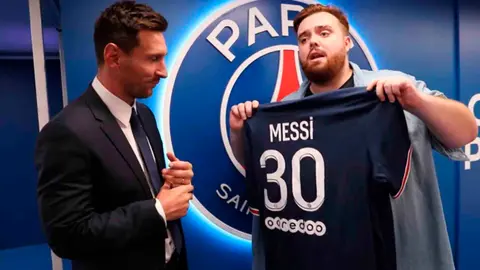Ibai Llanos y Leo Messi durante su presentaci&oacute;n en el Paris Saint-Germain