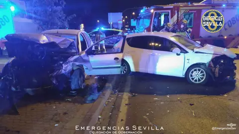 Brutal accidente con colisi&oacute;n entre dos coches en Sevilla