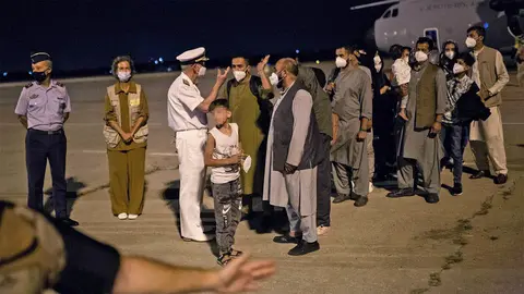 Vecinos de Rota y Mor&oacute;n quieren donar ropa a los reci&eacute;n llegados afganos