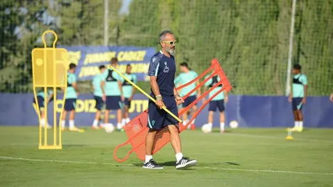 &Aacute;lvaro Cervera dirige la sesi&oacute;n de entrenamiento del C&aacute;diz CF esta ma&ntilde;ana