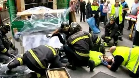 Un trabajador ha resultado herido tras caerle encima un pal&eacute; con cristales en Fines